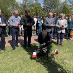 02.09.2022. Końskie. Obchody Koneckiego Września. Złożenie kwiatów i zapalenie zniczy na alei Katyńskiej / Fot. Magdalena Galas-Klusek - Radio Kielce