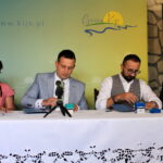 01.09.2022. Kije. Podpisanie umowy na budowę instalacji fotowoltaicznych na budynkach użyteczności publicznej. Na zdjęciu (od lewej): Anna Wołczyk - skarbnik gminy Kije, Tomasz Socha - wójt gminy Kije, Łukasz Dziedzic - prezes zarządu spółki EkoEnergia Polska i Robert Książka - menedżer ds. rozwoju relacji społecznych, przedstawiciel BGK