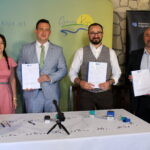 01.09.2022. Kije. Podpisanie umowy na budowę instalacji fotowoltaicznych na budynkach użyteczności publicznej. Na zdjęciu (od lewej): Anna Wołczyk - skarbnik gminy Kije, Tomasz Socha - wójt gminy Kije, Łukasz Dziedzic - prezes zarządu spółki EkoEnergia Polska i Robert Książka - menedżer ds. rozwoju relacji społecznych, przedstawiciel BGK