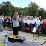 10.09.2022. Młodzawy Małe. Cmentarz parafialny. Modlitwa przy grobie Juliana Laskowskiego - Sprawiedliwego wśród Narodów Świata / Fot. Marta Gajda-Kruk - Radio Kielce