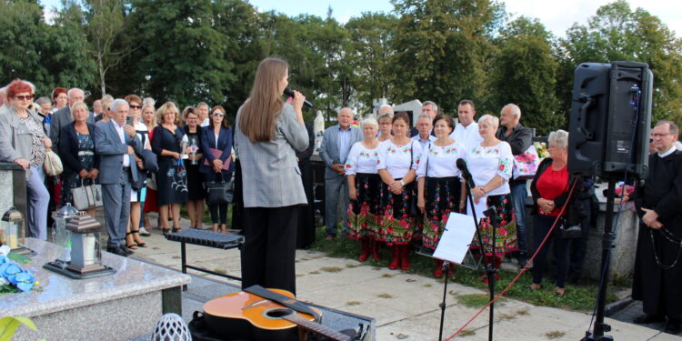 10.09.2022. Młodzawy Małe. Cmentarz parafialny. Modlitwa przy grobie Juliana Laskowskiego - Sprawiedliwego wśród Narodów Świata / Fot. Marta Gajda-Kruk - Radio Kielce