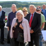 10.09.2022. Młodzawy Małe. Cmentarz parafialny. Modlitwa przy grobie Juliana Laskowskiego - Sprawiedliwego wśród Narodów Świata. Przemawia Anna Lewkowicz / Fot. Marta Gajda-Kruk - Radio Kielce