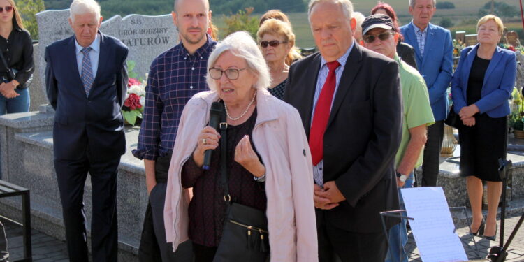 10.09.2022. Młodzawy Małe. Cmentarz parafialny. Modlitwa przy grobie Juliana Laskowskiego - Sprawiedliwego wśród Narodów Świata. Przemawia Anna Lewkowicz / Fot. Marta Gajda-Kruk - Radio Kielce