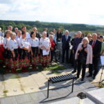 10.09.2022. Młodzawy Małe. Cmentarz parafialny. Modlitwa przy grobie Juliana Laskowskiego - Sprawiedliwego wśród Narodów Świata. Na zdjęciu (przemawia): Anna Lewkowicz, z lewej: biskup Andrzej Kaleta / Fot. Marta Gajda-Kruk - Radio Kielce