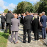 10.09.2022. Młodzawy Małe. Cmentarz parafialny. Modlitwa przy grobie Juliana Laskowskiego - Sprawiedliwego wśród Narodów Świata / Fot. Marta Gajda-Kruk - Radio Kielce