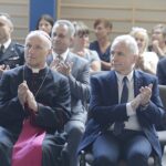 01.09.2022. Skarżysko-Kamienna. Wojewódzkie uroczystości rozpoczęcia roku szkolnego w II LO im. Adama Mickiewicza. Na zdjęciu (od lewej): Marek Solarczyk - biskup radomski, prof. Zbigniew Koruba - rektor Politechniki Świętokrzyskiej / Fot. Jarosław Kubalski - Radio Kielce