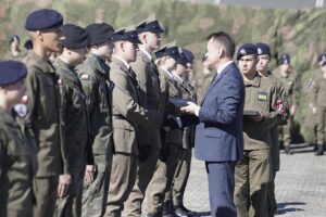 06.09.2022. Kielce. Uroczysta inauguracja roku szkolnego klas mundurowych. Na zdjęciu: Mariusz Błaszczak - minister obrony narodowej / Fot. Jarosław Kubalski - Radio Kielce