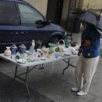 Kolekcjonerzy po raz kolejny spotkali się przed WDK-iem - Radio Kielce 10.09.2022. Kielce. Giełda kolekcjonerska / Fot. Jarosław Kubalski - Radio Kielce