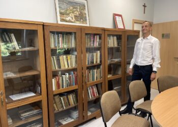 01.09.2022. Sandomierz. Miejska Biblioteka Publiczna im. Jana Długosza w Sandomierzu. Na zdjęciu: Wojciech Dumin - dyrektor Miejskiej Biblioteki Publicznej w Sandomierzu / Fot. Grażyna Szlęzak - Radio Kielce