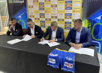 01.09.2022. Kielce. Podpisanie umowy sponsorskiej. Na zdjęciu (od lewej): Sebastian Kozubek - dyrektor ds. sprzedaży i rozwoju biznesu Łomża Industria, Karol Bielecki - prezes AC Group, Tomasz Rybka - prezes Creo Concept, Paweł Papaj - dyrektor marketingu Łomża Industria / Fot. Marek Cender - Radio Kielce