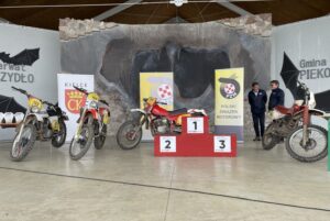 Gratka dla miłośników rajdów enduro. Motocykliści pojadą na zabytkowych maszynach