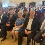 02.09.2022. Sandomierz. Jubileusz Szpitala Specjalistycznego im. Ducha Świętego. Na zdjęciu (od lewej): Marcin Piwnik - starosta sandomierski, Tomasz Huk - przewodniczący Rady Powiatu Sandomierskiego, Grażyna Szklarska - członek zarządu powiatu sandomierskiego, Witold Stefaniak - wiceprzewodniczący Rady Powiatu Sandomierskiego, Wojciech Dzieciuch - radny powiatowy / Fot. Grażyna Szlęzak - Radio Kielce