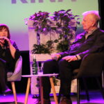 22.09.2022. Pińczów. Festiwal Filmowy "Natura Kina". Na zdjęciu (od lewej): Edyta Jungowska i Andrzej Barański. / Fot. Marta Gajda-Kruk - Radio Kielce