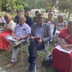 03.09.2022. Sandomierz. Narodowe Czytanie. Na zdjęciu (w środku od lewej) Janusz Stasiak - zastępca burmistrza Sandomierza, Marcin Marzec - burmistrz / Fot. Grażyna Szlęzak - Radio Kielce