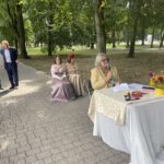 03.09.2022. Sandomierz. Narodowe Czytanie. Na zdjęciu przy stole Grażyna Milarska, koordynatorka narodowego czytania w Sandomierzu / Fot. Grażyna Szlęzak - Radio Kielce