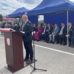 Ochotnicy z Osieka obchodzili jubileusz jednostki - Radio Kielce 04.09.2022. Osiek. Jubileusz 110-lecia istnienia OSP w Osieku. Na zdjęciu (w środku): Rafał Łysiak - burmistrz Osieka / Fot. Grażyna Szlęzak - Radio Kielce