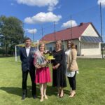 05.09.2022. Rytwiany. Konferencja prasowa wiceminister Anny Krupki. Na zdjęciu (od lewej): Arkadiusz Zapalec - prezes Klubu Baszta Rytwiany, Anna Krupka- wiceminister sportu, Magdalena Marynowska - prezes Fundacji Aktywizacji i Rozwoju „Farma”, Elżbieta Okoń - Fundacja Aktywizacji i Rozwoju „Farma”. / Fot. Grażyna Szlęzak - Radio Kielce.