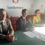 07.09.2022. Sandomierz. Spotkanie nt. aktualizacji map zagrożenia powodziowego. Na zdjęciu (od lewej): Grzegorz Sobiecki - dyrektor Zlewni Sandomierz, Radosław Raduń - zastępca dyrektora Regionalnego Zarządu Gospodarki Wodnej Wody Polskie w Krakowie, Małgorzata Sikora - dyrektor Regionalnego Zarządu Gospodarki Wodnej Wody Polskie w Krakowie / Fot. Grażyna Szlęzak - Radio Kielce