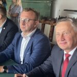 07.09.2022. Sandomierz. Spotkanie nt. aktualizacji map zagrożenia powodziowego. Na zdjęciu (od lewej): Janusz Stasiak - zastępca burmistrza Sandomierza, Marcin Marzec - burmistrz Sandomierza, Marcin Piwnik - starosta sandomierski, Zbigniew Koniusz - wojewoda świętokrzyski / Fot. Grażyna Szlęzak - Radio Kielce