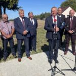 07.09.2020. Bukowa. Otwarcie przejście dla pieszych w Bukowej. Na zdjęciu (przy mikrofonie): Zbigniew Koniusz - wojewoda świętokrzyski, z lewej: Józef Żółciak - starosta staszowski i Mirosław Bernyś - dyrektor Powiatowego Zarządu Dróg w Staszowie, pierwszy z prawej: Rafał Łysiak burmistrz Osieka / Fot. Grażyna Szlęzak - Radio Kielce