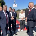 07.09.2020. Bukowa. Otwarcie przejście dla pieszych w Bukowej. Na zdjęciu (na pierwszym planie, od lewej): Józef Żółciak - starosta staszowski, Zbigniew Koniusz - wojewoda świętokrzyski / Fot. Grażyna Szlęzak - Radio Kielce