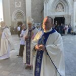 07.09.2022. Sulisławice. Uroczystości Maryjne. Na zdjęciu (w środku): w środku bp sandomierski Krzysztof Nitkiewicz, z prawej ks. Edward Żakowicz - kustosz Sanktuarium Maryjnego w Sulisławicach. / Fot. Grażyna Szlęzak - Radio Kielce
