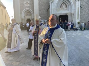 07.09.2022. Sulisławice. Uroczystości Maryjne. Na zdjęciu (w środku): w środku bp sandomierski Krzysztof Nitkiewicz, z prawej ks. Edward Żakowicz - kustosz Sanktuarium Maryjnego w Sulisławicach. / Fot. Grażyna Szlęzak - Radio Kielce