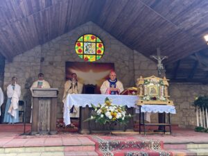 07.09.2022. Sulisławice. Uroczystości Maryjne. Na zdjęciu (od lewej): ks. Edward Żakowicz - kustosz Sanktuarium Maryjnego w Sulisławicach, bp. Sandomierski Krzysztof Nitkiewicz/ Fot. Grażyna Szlęzak - Radio Kielce