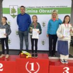 10.09.2022. Obrazów. Zawodami o Kryształowe Jabłko Wójta. Na zdjęciu (od lewej): Weronika Wojtas, Krzysztof Tworek - wójt gminy Obrazów, Lena Pasiek, Katarzyna Marzec nauczycielka, Oliwia Głogowska / Fot. Grażyna Szlęzak - Radio Kielce