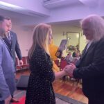 10.09.2022. Sandomierz. Gala z okazji 50-lecia obecności krzemienia pasiastego w biżuterii. Na zdjęciu (od lewej): Jędrzej Taranek - aktor, Paulina Rzążewska - producentka serialu „Ojciec Mateusz", Cezary Łutowicz. / Fot. Grażyna Szlęzak - Radio Kielce