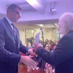 10.09.2022. Sandomierz. Gala z okazji 50-lecia obecności krzemienia pasiastego w biżuterii. Na zdjęciu (od lewej): Marcin Marzec - burmistrz Sandomierz, Cezary Łutowicz - artysta ,złotnik. / Fot. Grażyna Szlęzak - Radio Kielce