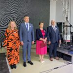 11.09.2022. Obrazów. Europejskie Święto Jabłka. Na zdjęciu (od lewej): Teresa Szczudło - przewodnicząca Rady Gminy w Obrazowie, Krzysztof Tworek - wójt, gospodarze 21 Europejskiego Święta Jabłka Dorota Wydrzyńska i Andrzej Kiliański. / Fot. Grażyna Szlęzak - Radio Kielce