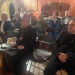 14.09.2022. Sandomierz, Muzeum Diecezjalne. Prezentacja skarbu z Trójcy-Zawichostu. Na zdjęciu (od lewej): w pierwszym rzędzie biskup sandomierski Krzysztof Nitkiewicz, prof. Tomisław Giergiel - Muzeum Zamkowe w Sandomierzu. / Fot. Grażyna Szlęzak - Radio Kielce