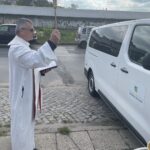 09.09.2022. Kielce. Przekazanie busa dla Środowiskowego Domu Samopomocy w Kielcach. Na zdjęciu: ks. Andrzej Drapała - prezes Stowarzyszenia „Nadzieja Rodzinie” / Fot. Iwona Murawska - Radio Kielce