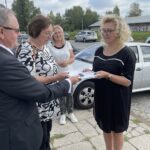 09.09.2022. Kielce. Przekazanie busa dla Środowiskowego Domu Samopomocy w Kielcach. Na zdjęciu (od lewej): Andrzej Michalski - dyrektor świętokrzyskiego oddziału PFRON, Magdalena Gościniewicz - dyrektor Miejskiego Ośrodka Pomocy Rodzinie w Kielcach, Renata Wicha - wiceprezes stowarzyszenia „Nadzieja Rodzinie” i Wioletta Dyderska - kierownik Środowiskowego Domu Samopomocy w Kielcach / Fot. Iwona Murawska - Radio Kielce
