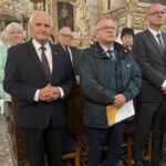 15.09.2022. Sandomierz. Uroczystości jubileuszowe z okazji 30- lecia działalności Caritas Diecezji Sandomierskiej. Na zdjęciu (od lewej): Marek Jońca - członek zarządu województwa świętokrzyskiego, Janusz Stasiak - wiceburmistrz Sandomierza, Paweł Niedźwiedź - wicestarosta sandomierski / Fot. Grażyna Szlęzak - Radio Kielce