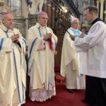 15.09.2022. Sandomierz. Uroczystości jubileuszowe z okazji 30-lecia działalności Caritas Diecezji Sandomierskiej. Na zdjęciu (od lewej): Edward Frankowski - biskup senior diecezji sandomierski, Krzysztof Nitkiewicz - biskup sandomierski, ks. Marcin Iżycki - dyrektor Caritas Polska / Fot. Grażyna Szlęzak - Radio Kielce