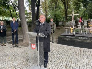 17.09.2022. Sandomierz. Uroczystości z okazji 83. rocznicy agresji sowieckiej na Polskę oraz obchody Dnia Sybiraka. Na zdjęciu (przemawia): Janusz Stasiak - zastępca burmistrza Sandomierza. / Fot. Grażyna Szlęzak - Radio Kielce