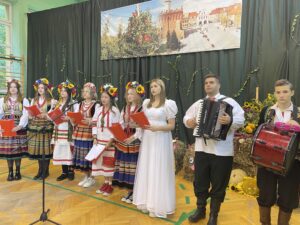 18.09.2022. Sandomierz. Mokoszyńskie Święto Plonów. Na zdjęciu (od lewej): Alicja Szatan - dyrektor Zespołu Szkół Centrum Kształcenia Rolniczego w Sandomierzu, poseł Agata Wojtyszek - pełnomocnik PiS w północnej części województwa świętokrzyskiego. / Fot. Grażyna Szlęzak - Radio Kielce