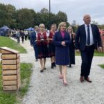 Polskie Carcasonne jeszcze bardziej atrakcyjne dla mieszkańców i turystów - Radio Kielce 25.09.2022. Szydłów. Oddanie do użytku nowych inwestycji. Na zdjęciu (w środku): Anna Krupka - wiceminister sportu i turystyki i Andrzej Tuz - burmistrz Szydłowa / Fot. Grażyna Szlęzak - Radio Kielce