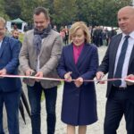 Polskie Carcasonne jeszcze bardziej atrakcyjne dla mieszkańców i turystów - Radio Kielce 25.09.2022. Szydłów. Oddanie do użytku nowych inwestycji. Na zdjęciu (od lewej): Paweł Krakowiak - rady Sejmiku Województwa Świętokrzyskiego, Leszek Guzal - wicestarosta staszowski, Anna Krupka - wiceminister sportu i turystyki i Andrzej Tuz - burmistrz Szydłowa / Fot. Grażyna Szlęzak - Radio Kielce