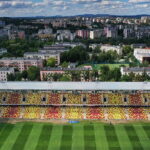 02.09.2022. Kielce. Suzuki Arena. Żółto-czerwone krzesełka / Fot. Jarosław Kubalski - Radio Kielce