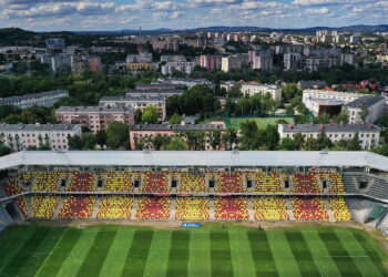 02.09.2022. Kielce. Suzuki Arena. Żółto-czerwone krzesełka / Fot. Jarosław Kubalski - Radio Kielce