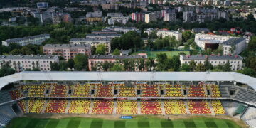 02.09.2022. Kielce. Suzuki Arena. Żółto-czerwone krzesełka / Fot. Jarosław Kubalski - Radio Kielce