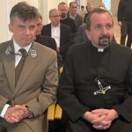 09.09.2022. Święty Krzyż. Spotkanie ws. remontu klasztoru, budowy Świętokrzyskiej Zagrody Kultury „Harmonia” w Hucie Szklanej i Centrum Edukacji Przyrodniczej w Nowej Słupi. Na zdjęciu (od lewej): Jan Reklewski - dyrektor Świętokrzyskiego Parku Narodowego, ojciec profesor Paweł Zając – prowincjał Polskiej Prowincji Misjonarzy Oblatów Maryi Niepokalanej / Fot. Anna Głąb - Radio Kielce