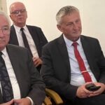 09.09.2022. Święty Krzyż. Spotkanie ws. remontu klasztoru, budowy Świętokrzyskiej Zagrody Kultury „Harmonia” w Hucie Szklanej i Centrum Edukacji Przyrodniczej w Nowej Słupi. Na zdjęciu (od lewej): poseł Krzysztof Lipiec, Zbigniew Koniusz - wojewoda świętokrzyski / Fot. Anna Głąb - Radio Kielce