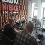 05.09.2022. Kielce. Studio Polityczne Radia Kielce. Na zdjęciu (od lewej): Czesław Siekierski - PSL, Łukasz Wasilewski Konfederacja Ruch Narodowy, Rafał Nowak - wicewojewoda świętokrzyski, PiS, Michał Kita - Radio Kielce, Michał Piasecki - PO, Jacek Skórski - Nowa Lewica / Fot. Wiktor Taszłow - Radio Kielce