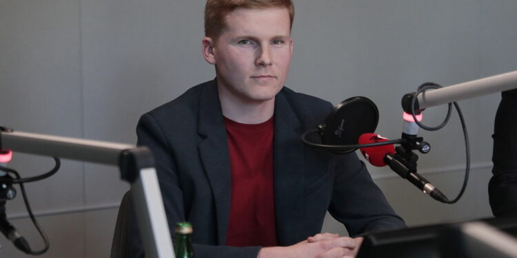 05.09.2022. Kielce. Studio Polityczne Radia Kielce. Na zdjęciu: Łukasz Wasilewski Konfederacja Ruch Narodowy / Fot. Wiktor Taszłow - Radio Kielce