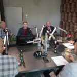 05.09.2022. Kielce. Studio Polityczne Radia Kielce. Na zdjęciu (od lewej): Czesław Siekierski - PSL, Łukasz Wasilewski Konfederacja Ruch Narodowy, Rafał Nowak - wicewojewoda świętokrzyski, PiS, Michał Kita - Radio Kielce, Michał Piasecki - PO, Jacek Skórski - Nowa Lewica / Fot. Wiktor Taszłow - Radio Kielce