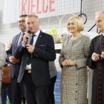 06.09.2022. Kielce. Inauguracja akcji „Kochane Pierwszaki”. Na zdjęciu (od lewej): radny Piotr Kisiel, Tomasz Jamka - członek zarządu województwa świętokrzyskiego, Zbigniew Koniusz - wojewoda świętokrzyski, Renata Janik - wicemarszałek województwa świętokrzyskiego, biskup Marian Florczyk / Fot. Wiktor Taszłow - Radio Kielce